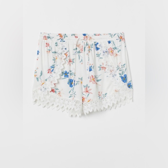 Plus- size Shorts with Lace - Picture 6 of 7